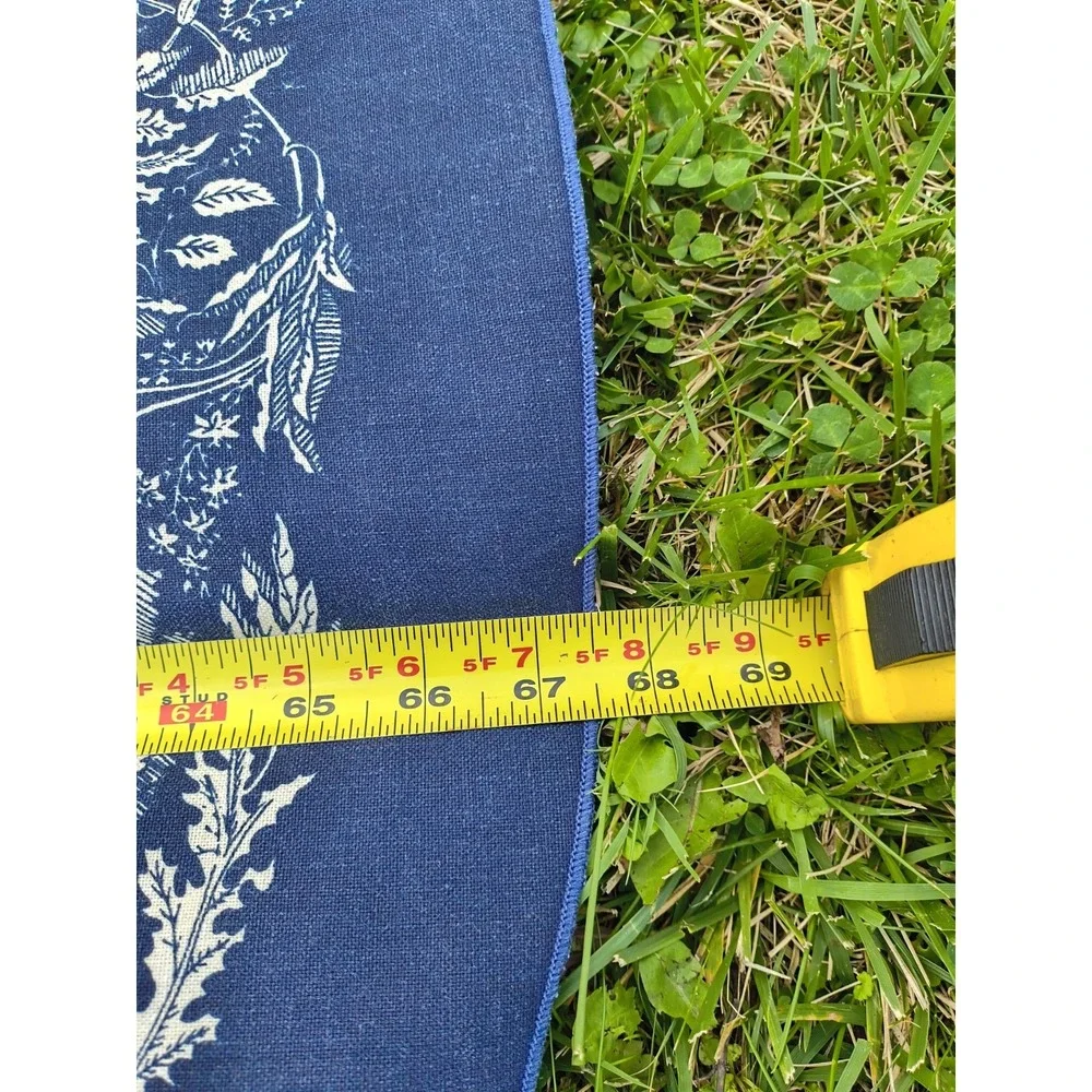 Vintage 1990-Y2K Round Linen Tablecloth 67.5